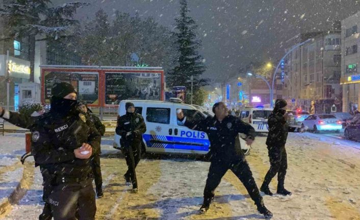 Polislerle gençler kartopu savaşı yaptı