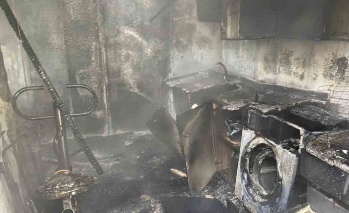 Prefabrik ev alev alev yandı: Eşyalar küle döndü