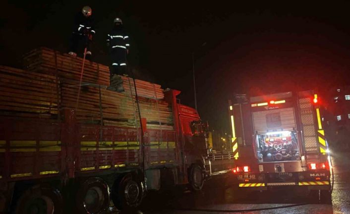 Pres makinesinden çıkan ağaçlardan yükselen duman itfaiyeyi alarma geçirdi