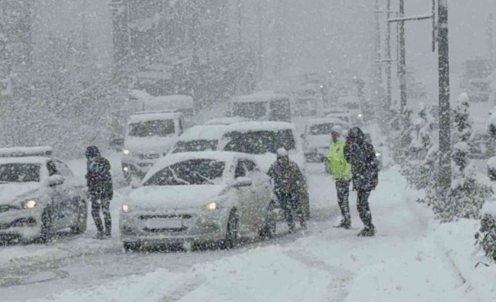 Rampa çıkamayan araçlar trafiği sıkıştırdı