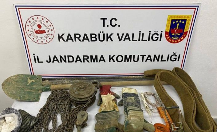 Safranbolu’da kaçak kazı yapan 3 kişi suçüstü yakalandı