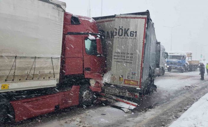 Samsun’da 4 tır ve 1 minibüsün karıştığı zincirleme kaza