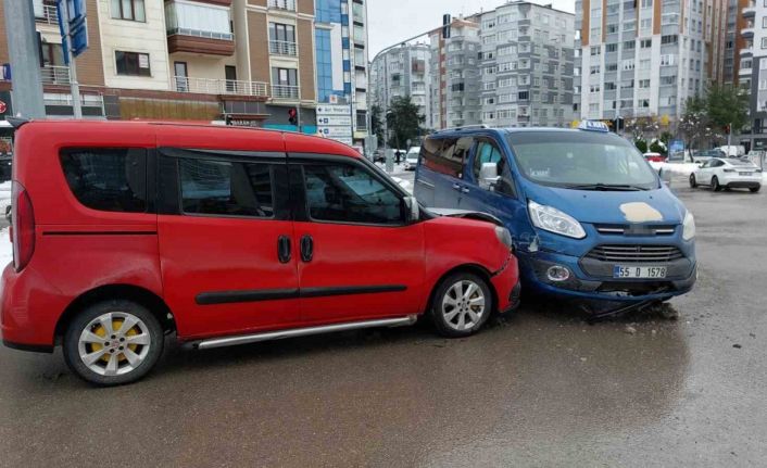Samsun’da iki dolmuş çarpıştı: 1 yaralı