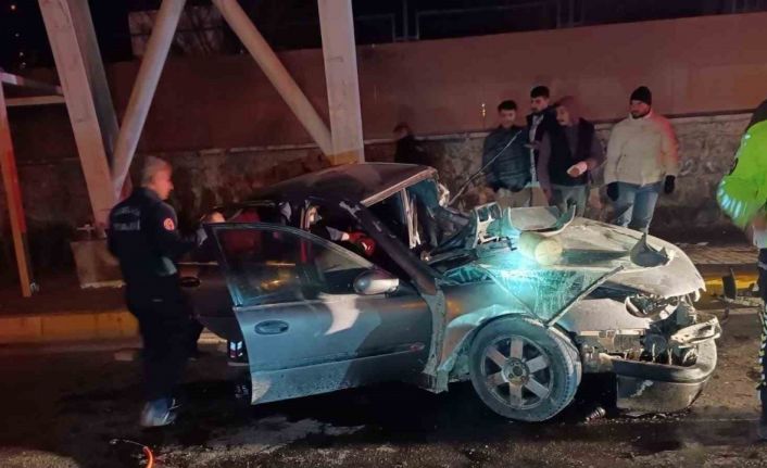 Şanlıurfada üst geçidin ayağına çarpan otomobilin sürücüsü öldü