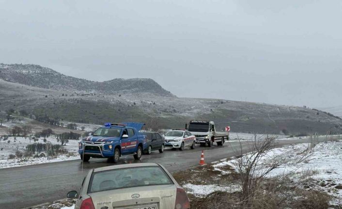 Şarampole giren otomobilde 4 kişi yaralandı