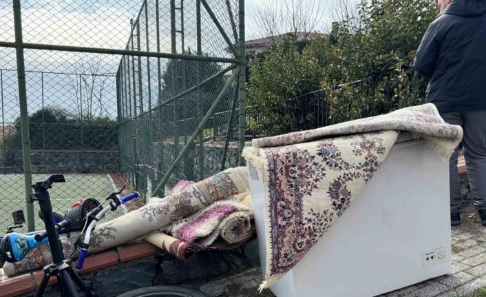 Sarıyer’de 3 katlı müstakil binanın deposunda yangın