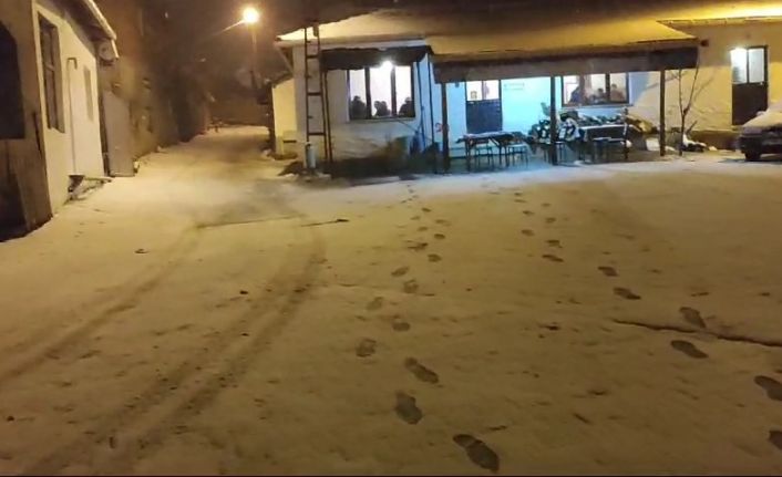 Şarköy’de bazı mahalleler karla kaplandı