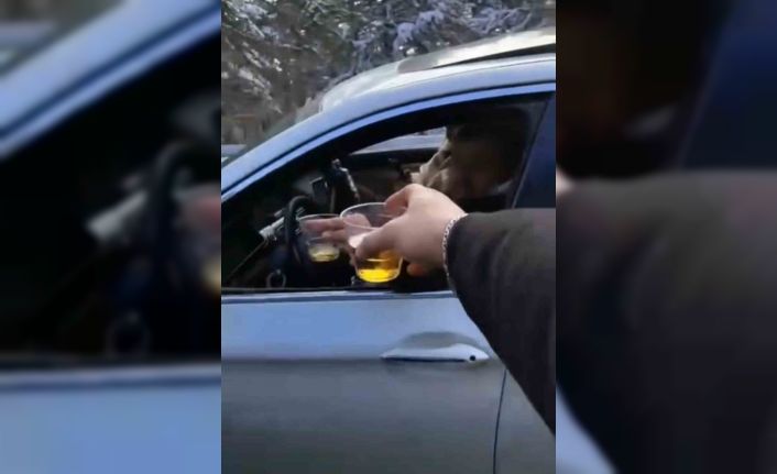 Seyir halinde alkol alıp kadeh tokuşturdu