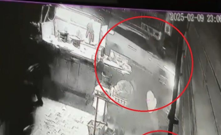 Seyyar köftecinin ölümden saniyelerle kurtulduğu anlar kamerada