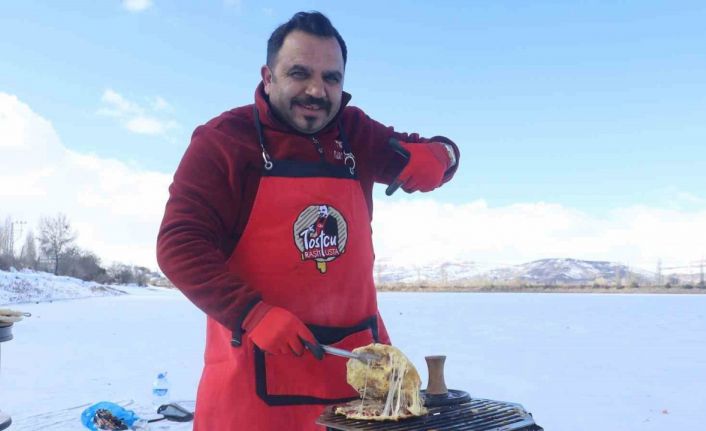 Sibirya soğuklarına rağmen tehlikeyi göze aldı, buzun üzerinde tost yaptı