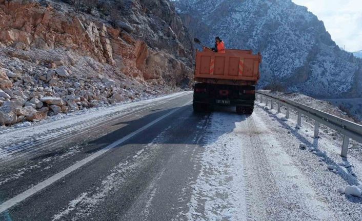 Siirt’te buzlanmaya karşı tuzlama çalışmaları devam ediyor