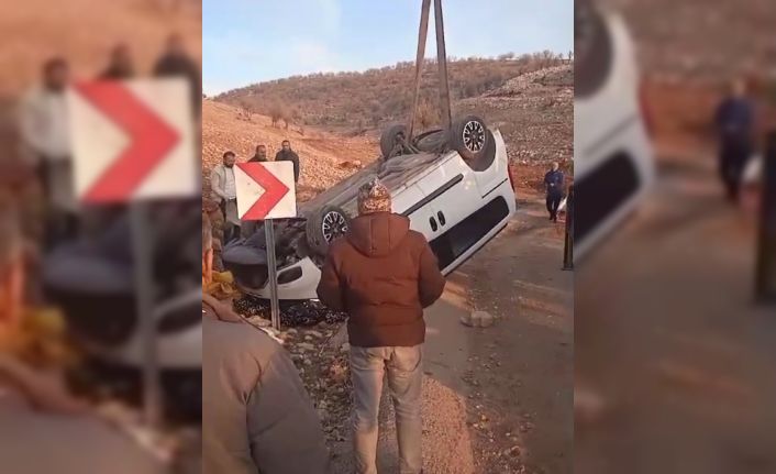 Siirt’te virajı alamayan araç devrildi
