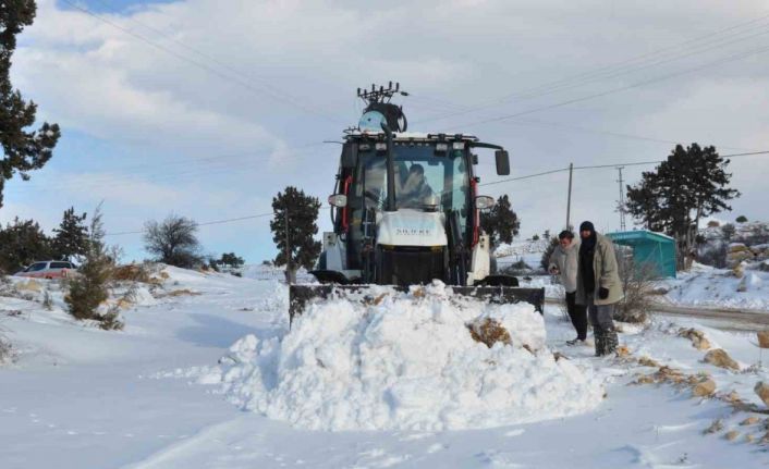 Silifke Belediyesi kırsal mahallelerde karla mücadeleye devam ediyor