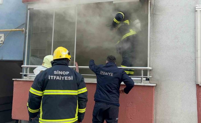 Sinop’ta 5 katlı binada yangın paniği