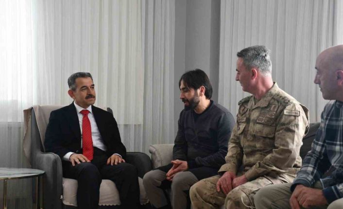 Şırnak Valisi Ekici çığda kurtarılan operatörü ziyaret etti