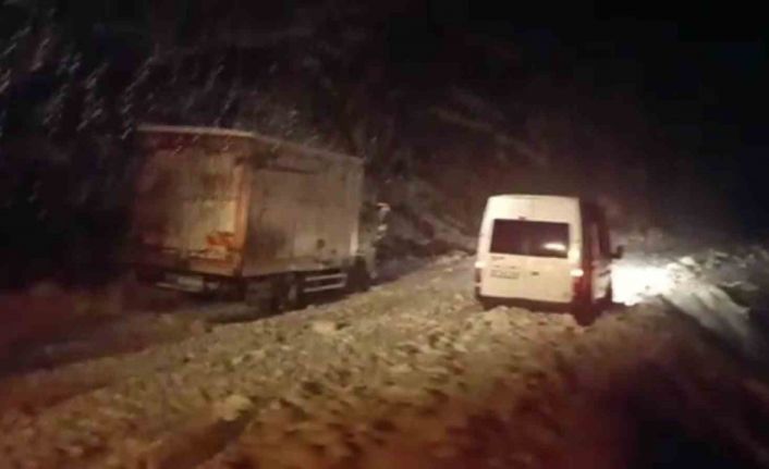 Şırnak’ta ekiplerin kar nöbeti devam ediyor