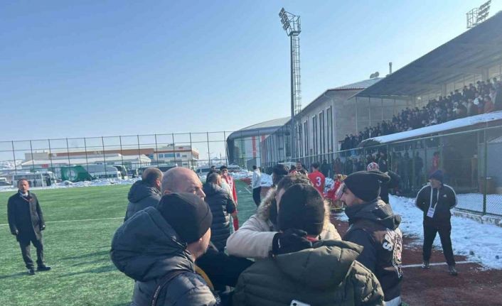 Sivas’ta amatör maçta ortalık karıştı