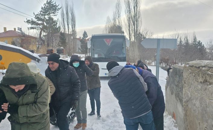 Sivas’ta karla mücadele ekipleri yolda kalanların yardımına yetişti