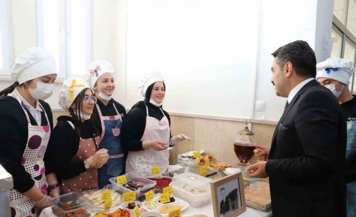 Sivas’ta lise öğrencileri hayır panayırı açtı