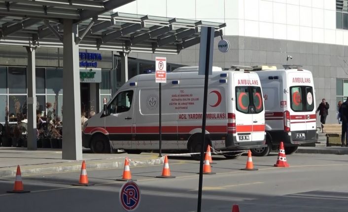 Şizofreni hastası, tornavidayla saldırdığı karısını ağır yaraladı