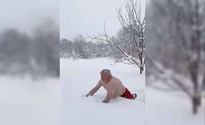 Soğuğa aldırış etmedi, soyunup karda yüzdü