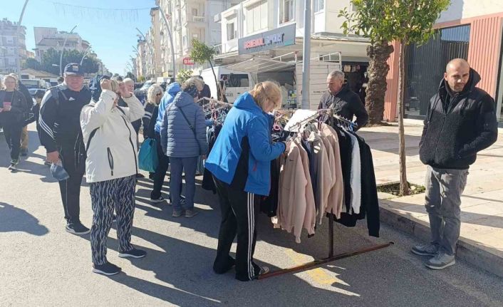 Soğuk havada tezgah açan esnaf turistlerden nasibini aldı