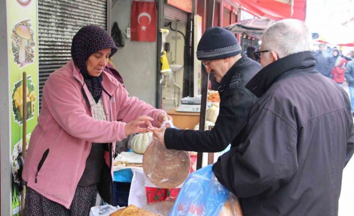 Soğuk havaya ve yaşına rağmen "Ekmek parası" kazanıyor