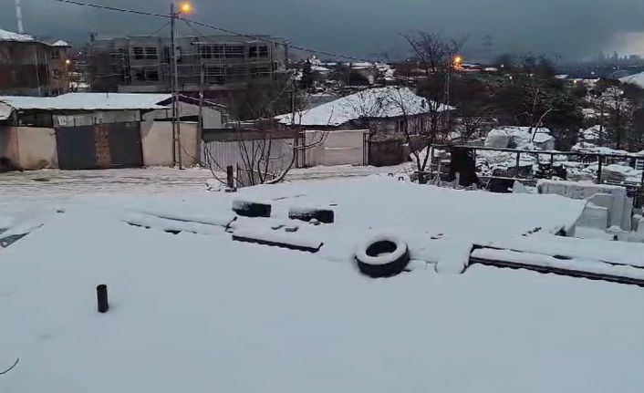 Sultangazi’de kar etkili oldu