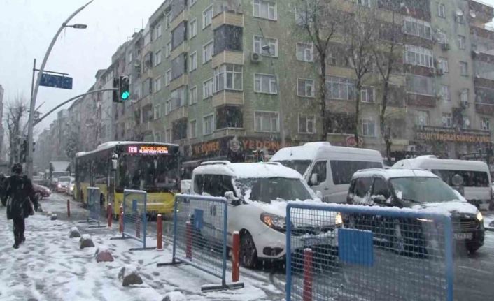 Sultangazi’de trafiğe kar engeli