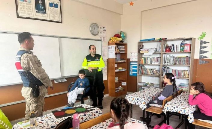 Susuz’da jandarma öğrencilere trafik kurallarını anlattı
