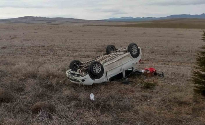 Takla atan otomobil tarlaya devrildi: 3 yaralı