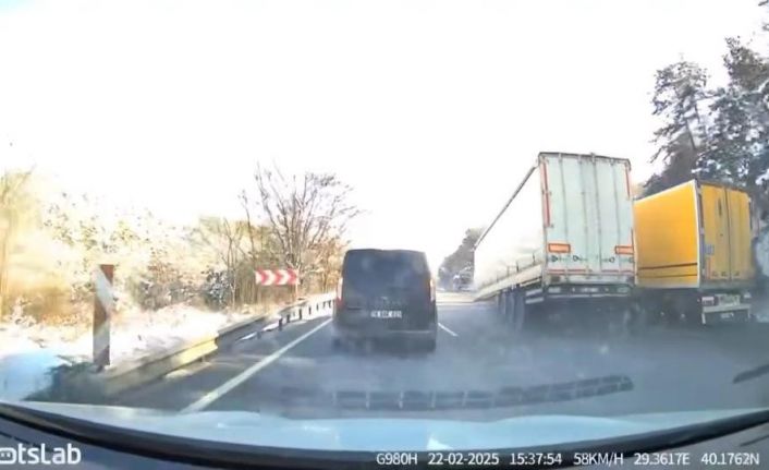 Tırın dorsesi koparak yol ortasında kaldı