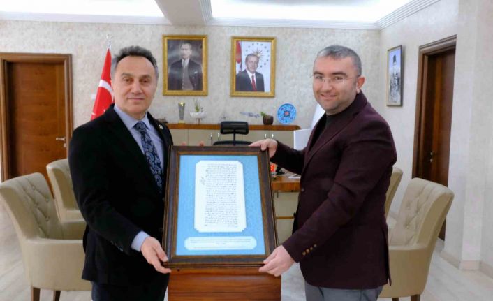 TOGÜ Rektörüne dedesinin şehit belgesi hediye edildi