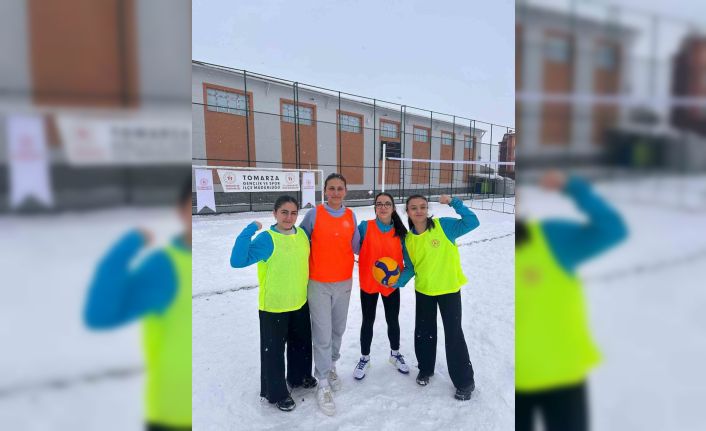Tomarza’da Kar Voleybolu Turnuvası