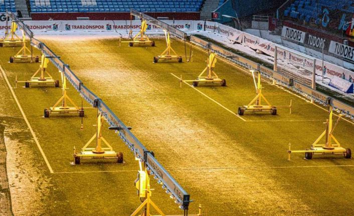 Trabzonspor’un sahasında kar temizleme çalışmaları sürüyor