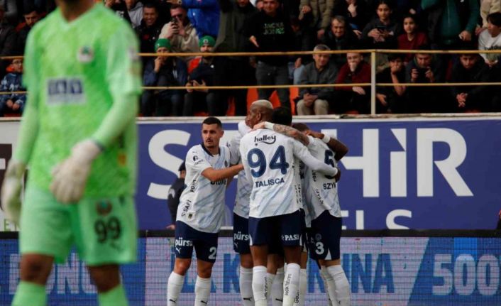Trendyol Süper Lig: Alanyaspor: 0 - Fenerbahçe: 2 (İlk yarı)