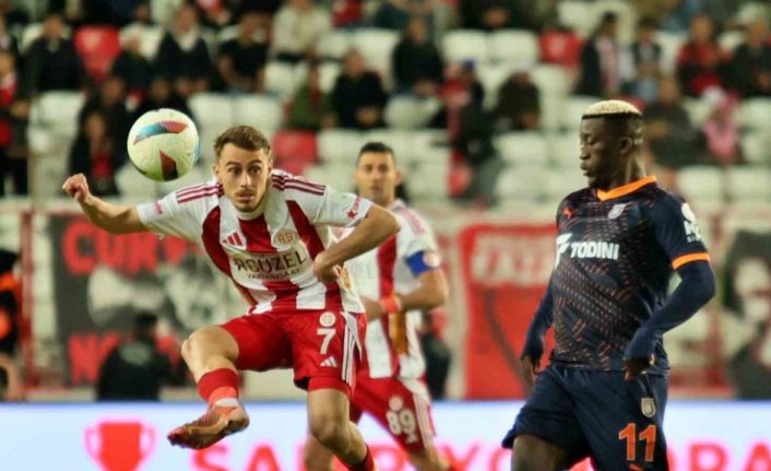 Trendyol Süper Lig: Antalyaspor: 0 - Başakşehir: 0 (İlk yarı)