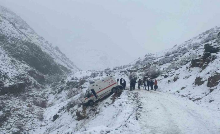 Uçuruma sürüklenen cenaze aracı, yuvarlanmaktan kaya sayesinde kurtuldu