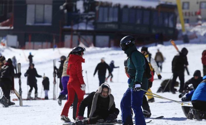 Uludağ’da acemi kayakçıların düşüşü kameralara yansıdı