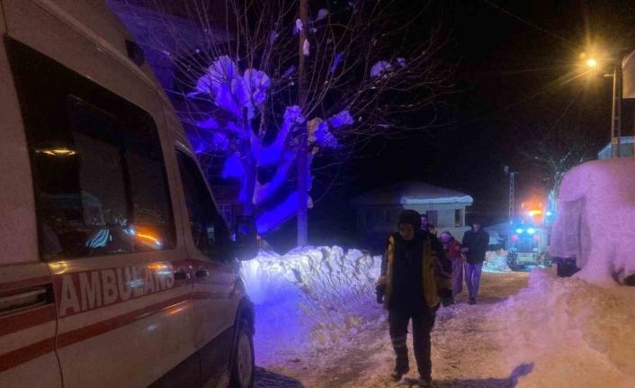 Ünye’de belediye ekipleri, ambulansın hasta kadına ulaşması için seferber oldu