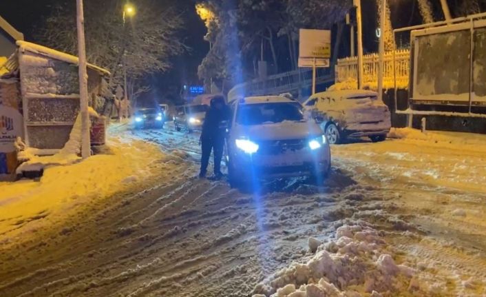Üsküdar’da sürücüler kar nedeniyle zor anlar yaşadı