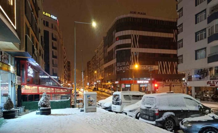 Van’da yoğun kar yağışı etkili oldu