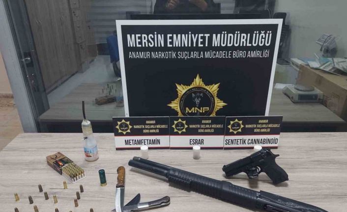 Yakalanan 2 şüpheliden silahlar ve uyuşturucu çıktı