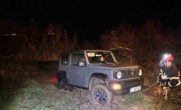 Yalova’da cipleri çamura saplanan 2 kişi kurtarıldı