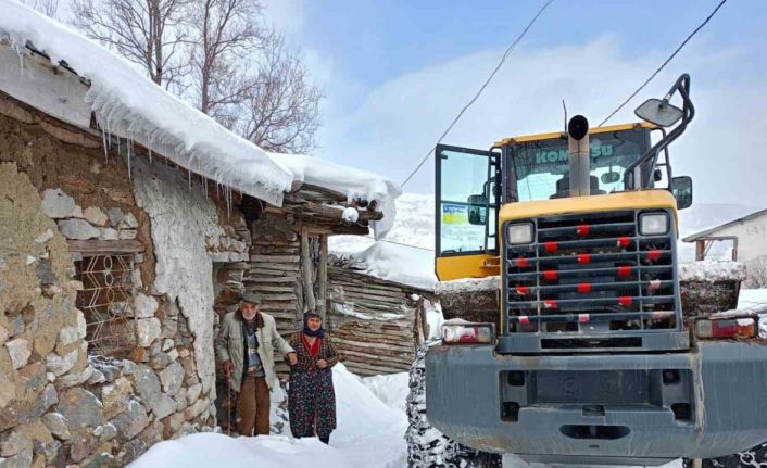 Yaşlı çift kapanan yolu açan ekipleri kapıda karşıladı