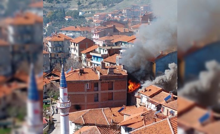 Yaşlı kadının evi yangında kullanılamaz hale geldi