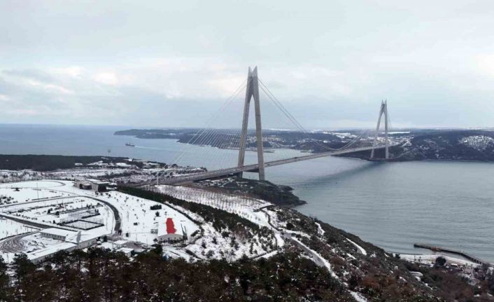 Yavuz Sultan Selim Köprüsü çevresi beyaz örtüyle kaplandı
