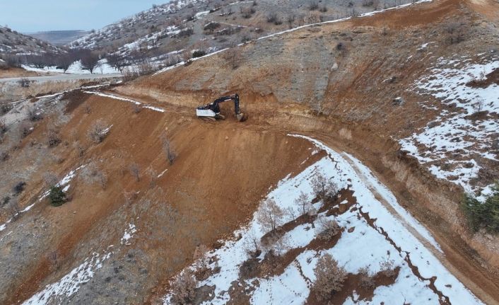 Yeşilyurt kırsalında yeni yol çalışmaları başladı