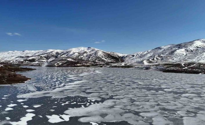 Yıldız gölü dondu, meraklıları üzerinde yürüyüp fotoğraf çektirdi