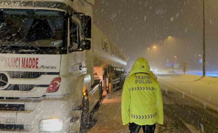 Yoğun kar nedeniyle Bolu Dağı büyük araçlara kapatıldı